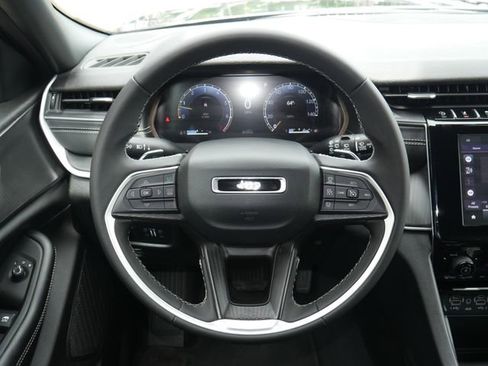 Used 2025 Jeep Grand Cherokee Laredo X AWD/4WD image 15