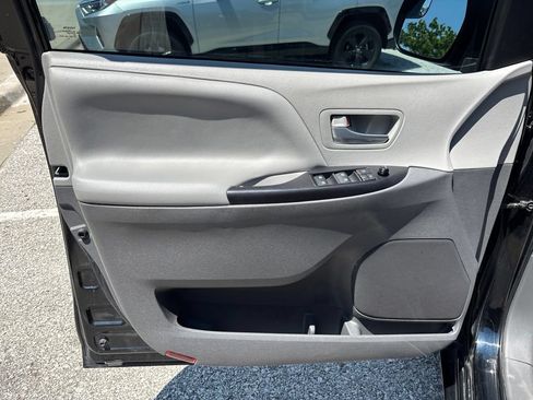 Used 2017 Toyota Sienna LE FWD image 59