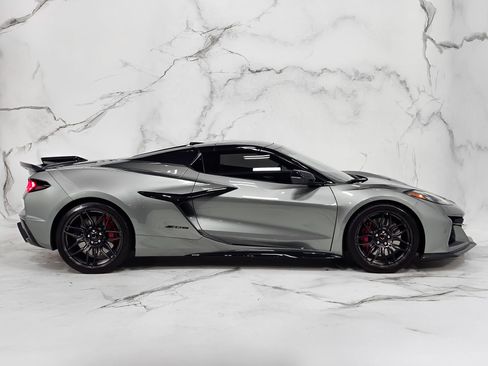 Used 2024 Chevrolet Corvette Z06 RWD image 12