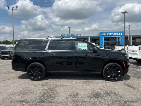 New 2026 Chevrolet Suburban High Country AWD/4WD image 2