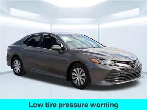 Used 2018 Toyota Camry L image 9