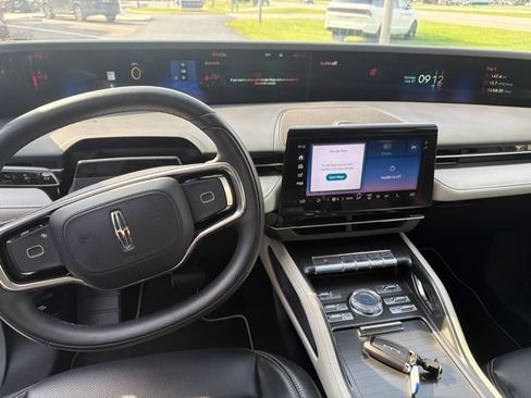 Used 2025 Lincoln Nautilus Premier AWD/4WD image 12