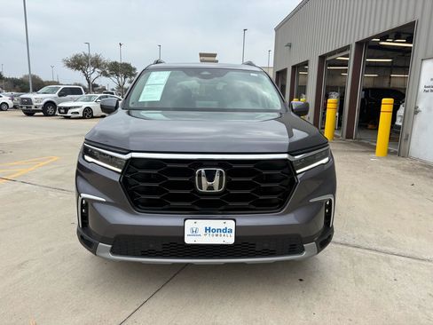 Certified 2025 Honda Pilot Touring image 3