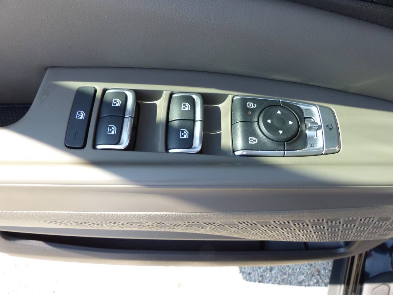 Used 2025 Kia Carnival EX FWD image 19