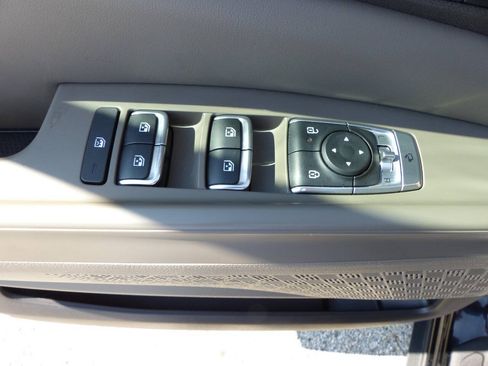Used 2025 Kia Carnival EX FWD image 19