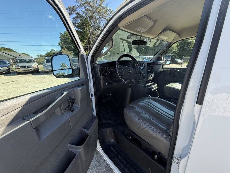 Used 2022 Chevrolet Express 3500 w/ Driver Convenience Package RWD image 18
