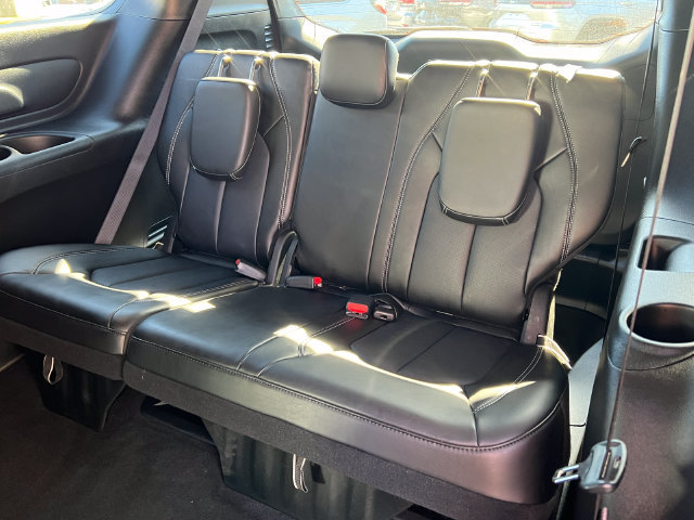Used 2025 Chrysler Pacifica Select FWD image 6
