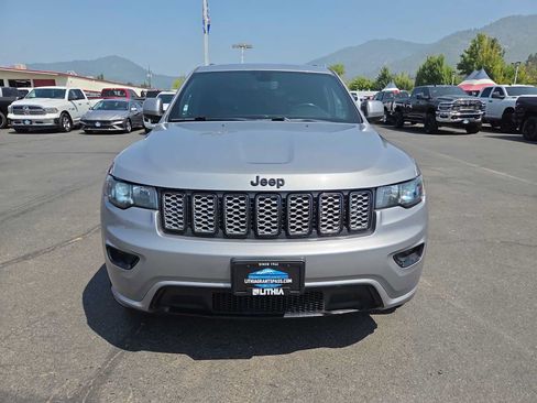 Used 2018 Jeep Grand Cherokee Altitude AWD/4WD image 14