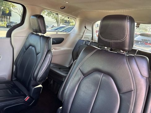 Used 2022 Chrysler Pacifica Touring-L image 14