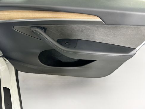 Used 2022 Tesla Model Y Long Range image 31