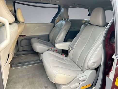 Used 2013 Toyota Sienna XLE FWD image 29