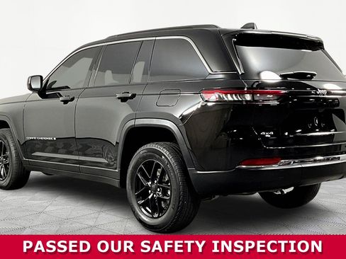 Used 2024 Jeep Grand Cherokee Laredo X image 4