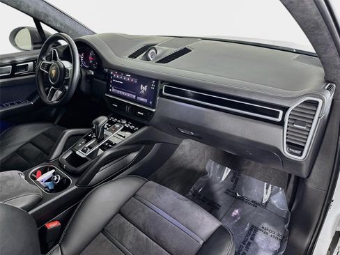 Used 2022 Porsche Cayenne GTS AWD/4WD image 31
