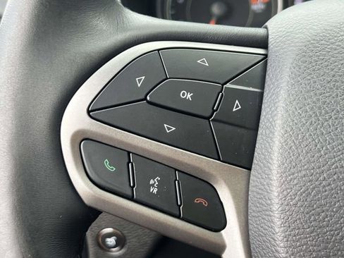 Used 2019 Jeep Cherokee Latitude Plus w/ Comfort/Convenience Group AWD/4WD image 22