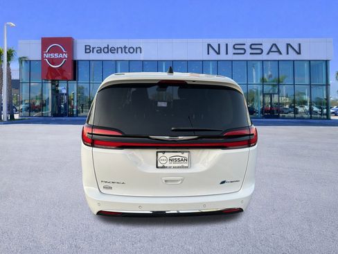 Used 2024 Chrysler Pacifica Select image 6