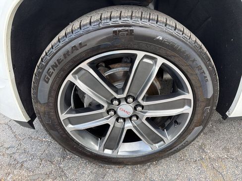 Used 2019 GMC Acadia Denali w/ Technology Package FWD image 40