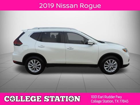 Used 2019 Nissan Rogue SV FWD image 2