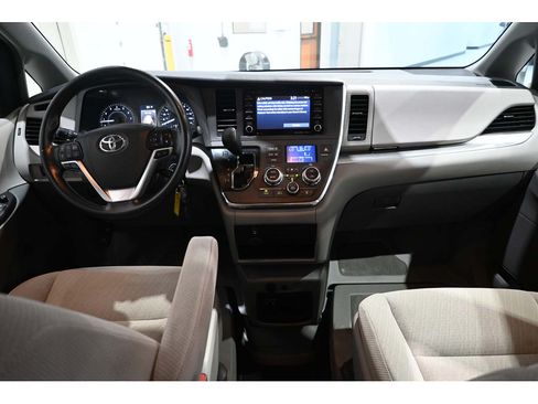 Used 2018 Toyota Sienna LE FWD image 22
