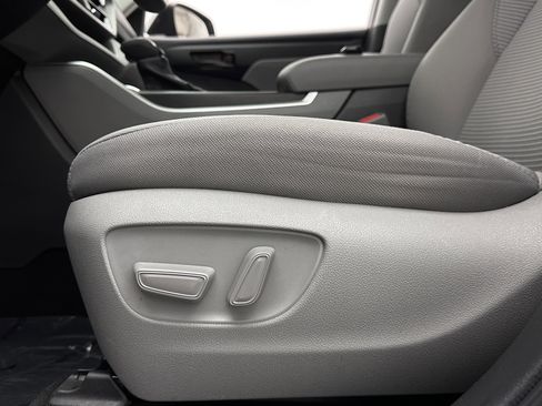 Used 2022 Toyota Highlander LE AWD/4WD image 13