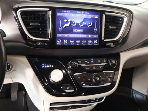 Used 2020 Chrysler Pacifica Touring-L Plus w/ Advanced Safetytec Group FWD image 5