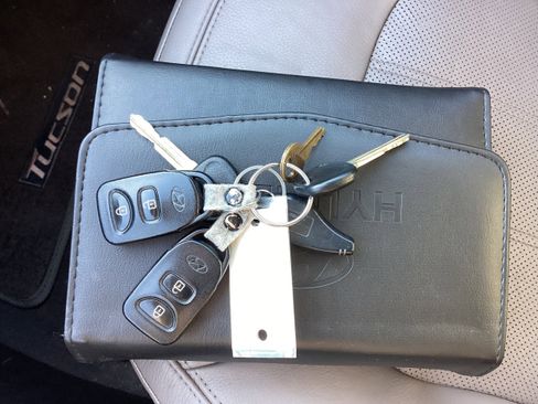 Used 2010 Hyundai Tucson Limited w/ Premium Pkg 4 image 21