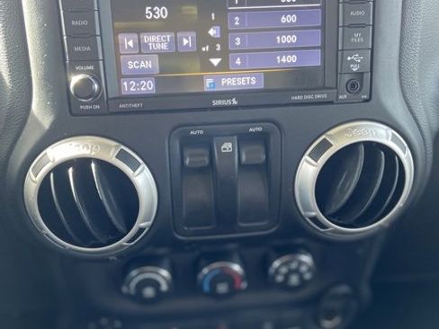 Used 2018 Jeep Wrangler Rubicon w/ Power Convenience Group image 16