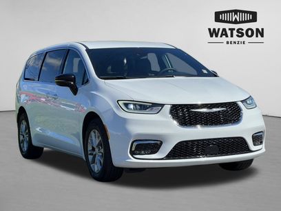 Used 2025 Chrysler Pacifica Select