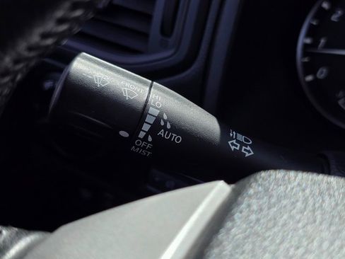 Used 2024 Nissan Titan SV w/ SV Convenience Package image 33