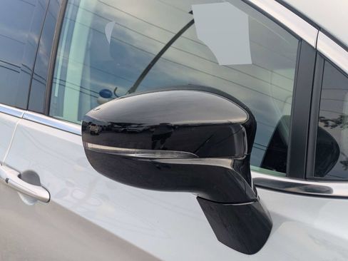 Used 2024 Chrysler Pacifica Touring-L FWD image 10