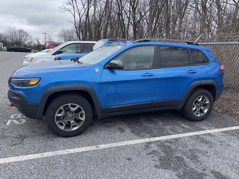 Used 2019 Jeep Cherokee Trailhawk w/ Cold Weather Group AWD/4WD image 1