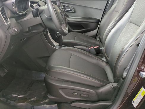 Certified 2022 Chevrolet Trax LT w/ LT Convenience Package image 18