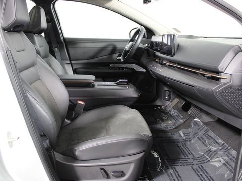 Used 2023 Nissan Ariya FWD image 19