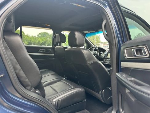 Used 2016 Ford Explorer XLT w/ Equipment Group 202A AWD/4WD image 13