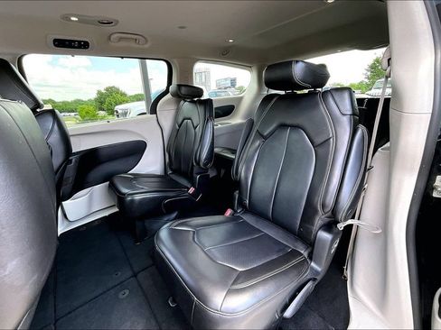Used 2023 Chrysler Pacifica Touring-L FWD image 24