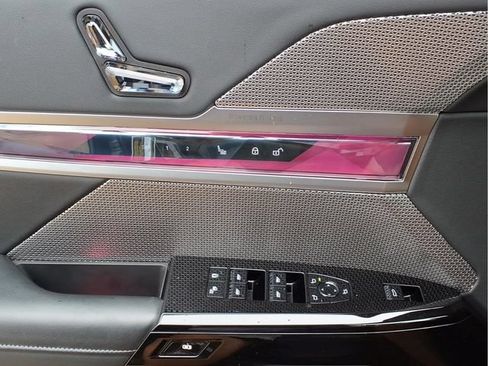 Used 2025 BMW 740i xDrive AWD/4WD image 18