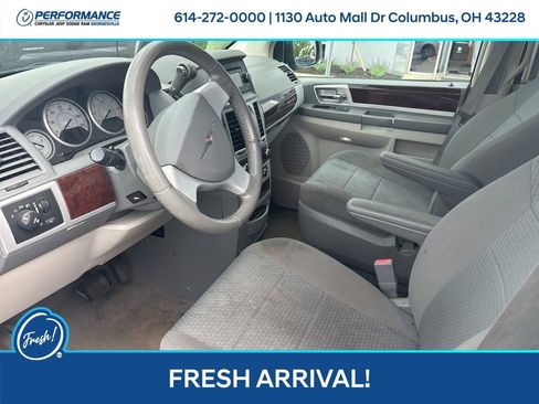 Used 2010 Chrysler Town & Country Touring FWD image 12