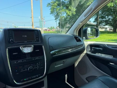Used 2013 Chrysler Town & Country Touring FWD image 11