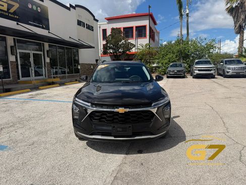Used 2025 Chevrolet Trax LT FWD image 2