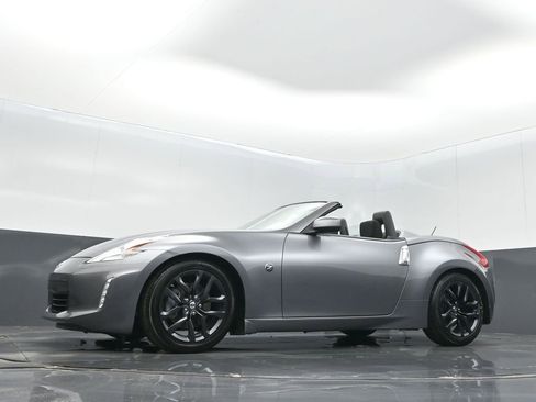 Used 2016 Nissan 370Z Roadster image 11