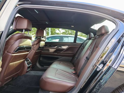 Used 2020 BMW 750i xDrive w/ Executive Package AWD/4WD image 41