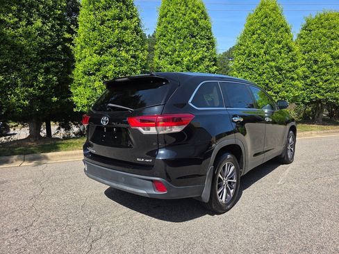 Used 2019 Toyota Highlander XLE AWD/4WD image 5