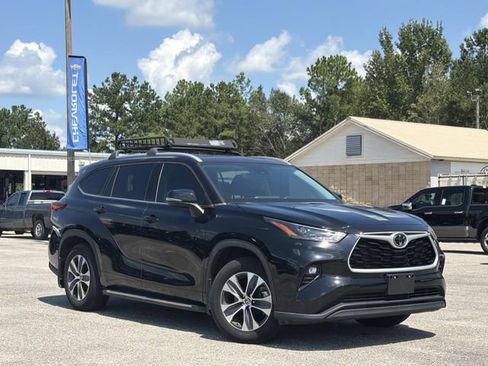 Used 2022 Toyota Highlander XLE FWD image 2