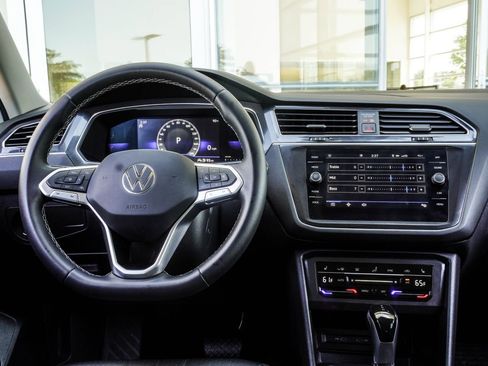 Used 2022 Volkswagen Tiguan SE FWD image 17