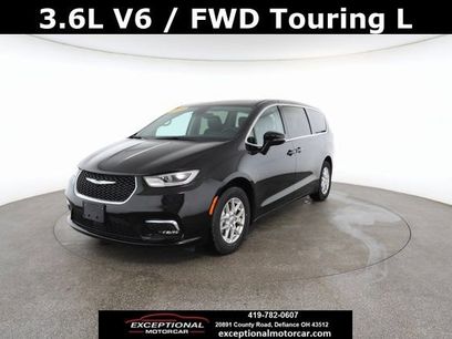 Used 2024 Chrysler Pacifica Touring-L