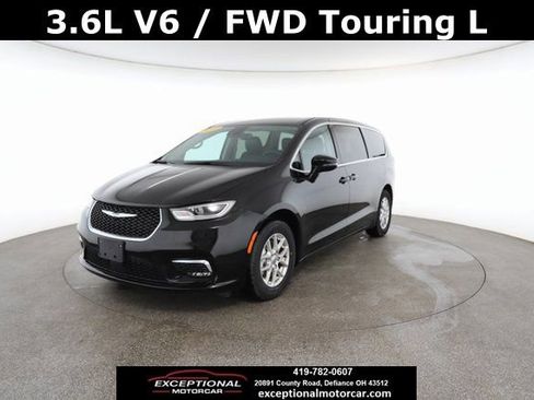 Used 2024 Chrysler Pacifica Touring-L image 1