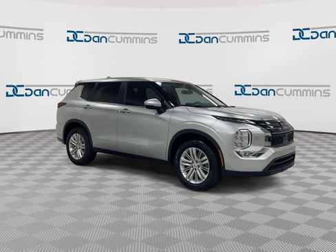 Used 2024 Mitsubishi Outlander ES AWD/4WD image 2