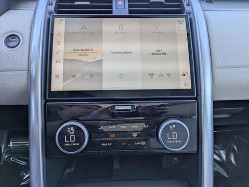 Used 2025 Land Rover Discovery Dynamic SE image 15