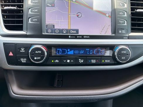 Used 2019 Toyota Highlander XLE AWD/4WD image 14
