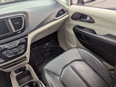 Used 2021 Chrysler Voyager Lxi image 19