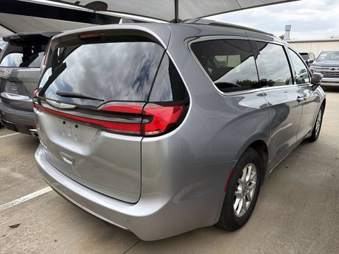 Used 2021 Chrysler Pacifica Touring-L FWD image 2